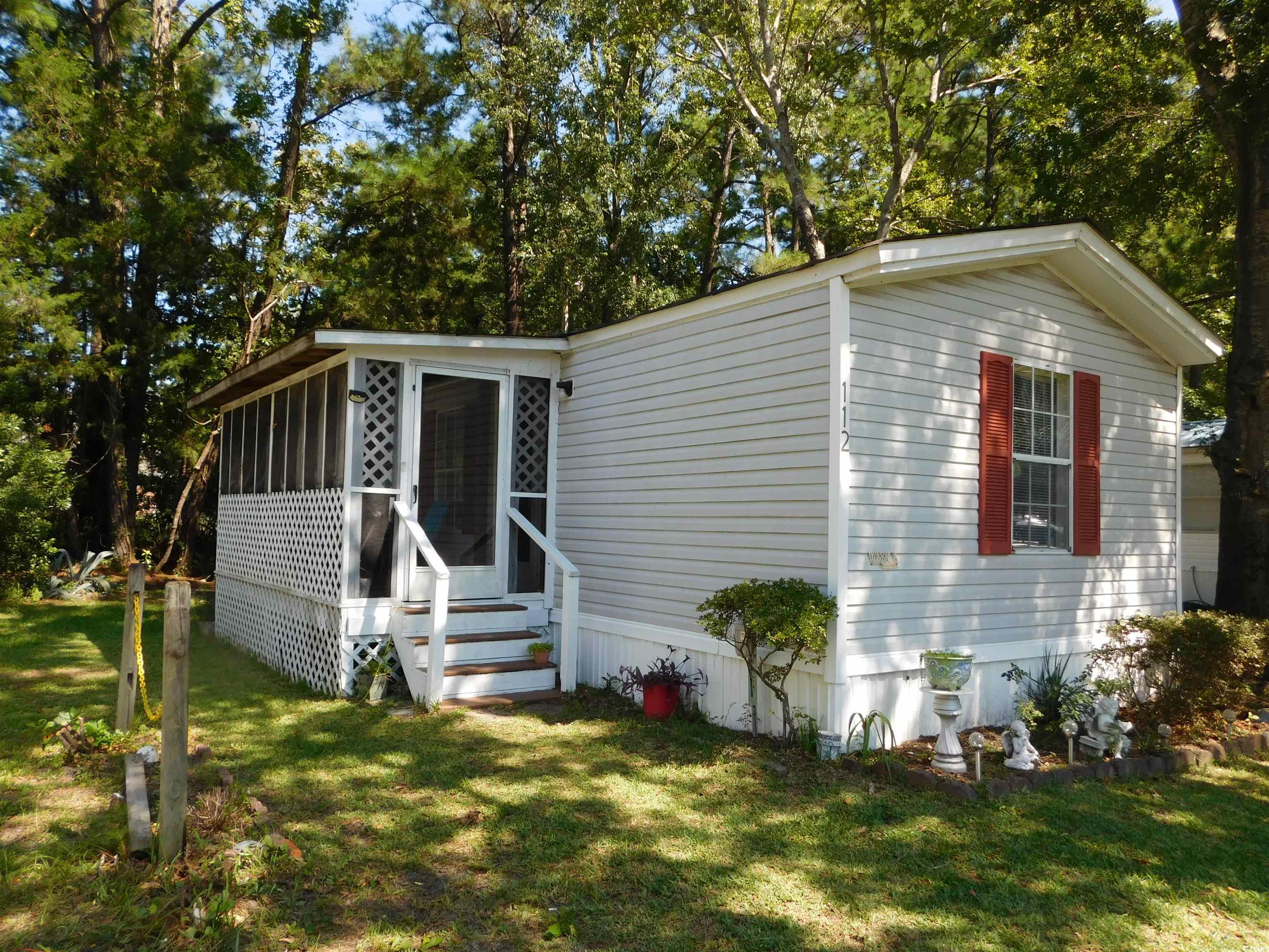 Manufactured / mobile home with a front yard