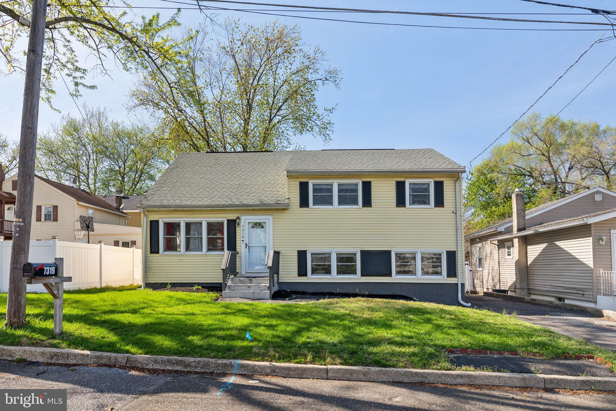 a view of a yard in front of house