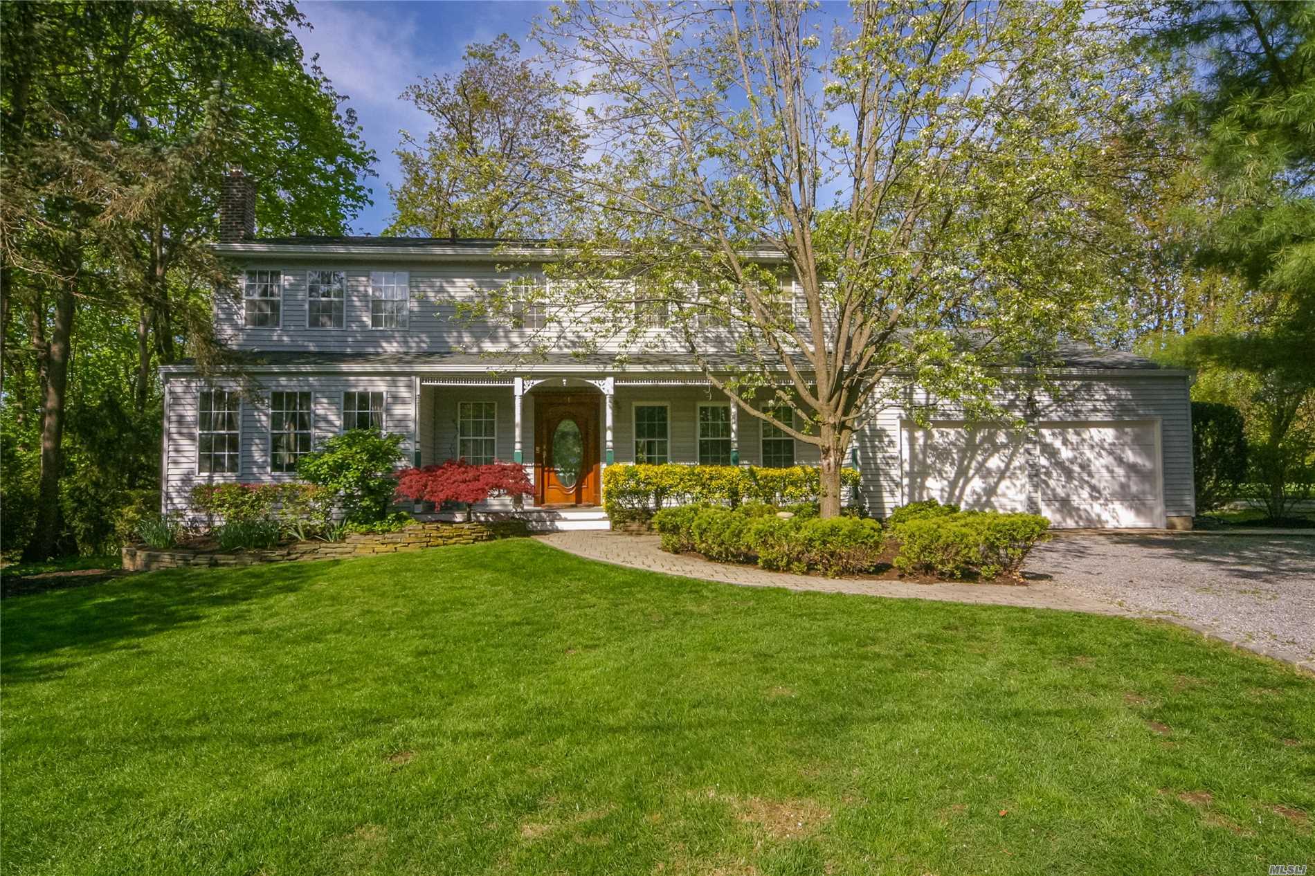 a view of a house with backyard and garden