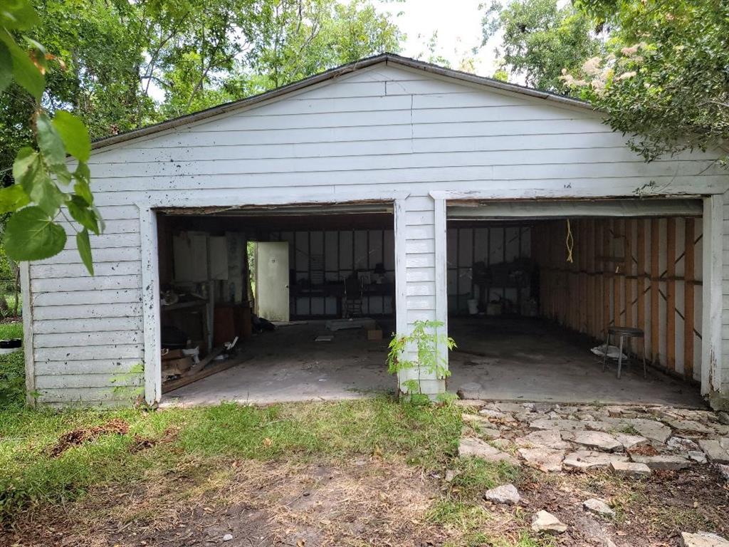 a view of a house with a yard and garage