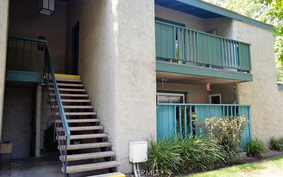 a view of entryway with a front door