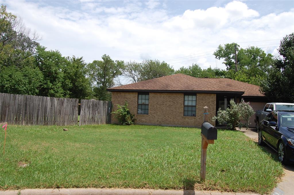 a view of a yard in front of a house