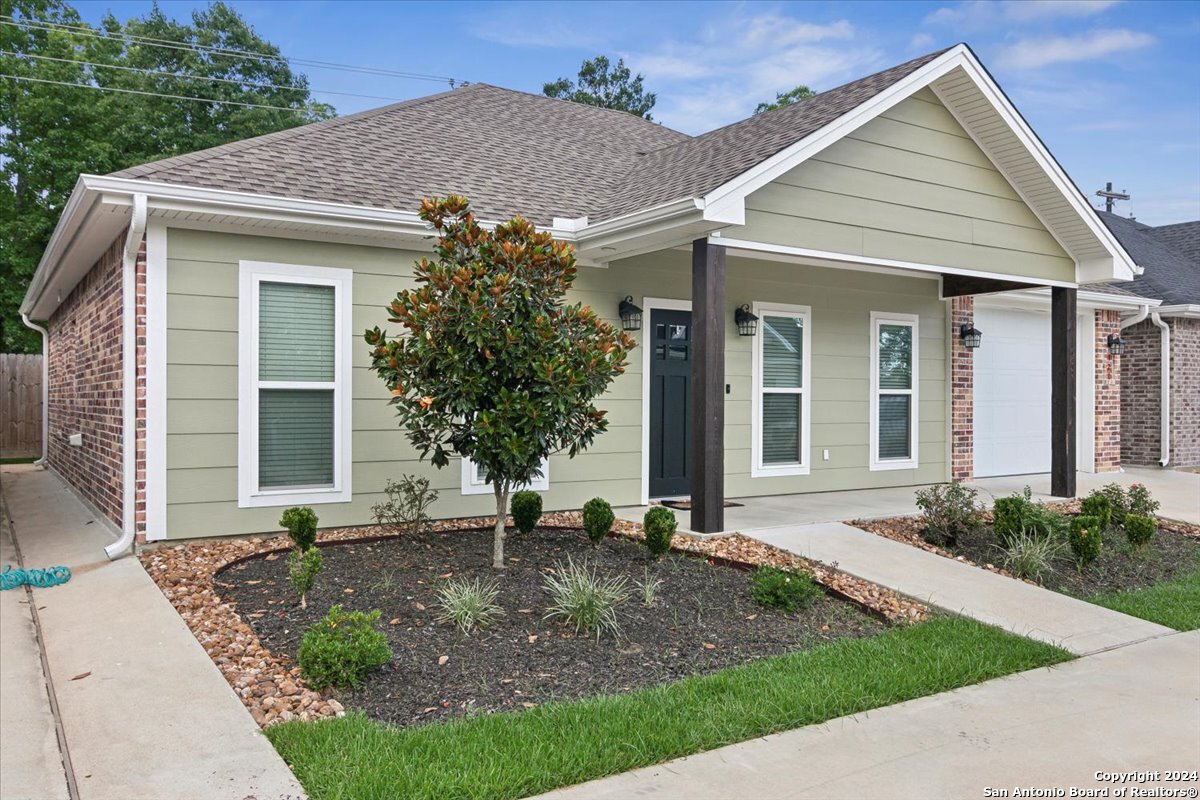 a view of a house with yard and plants