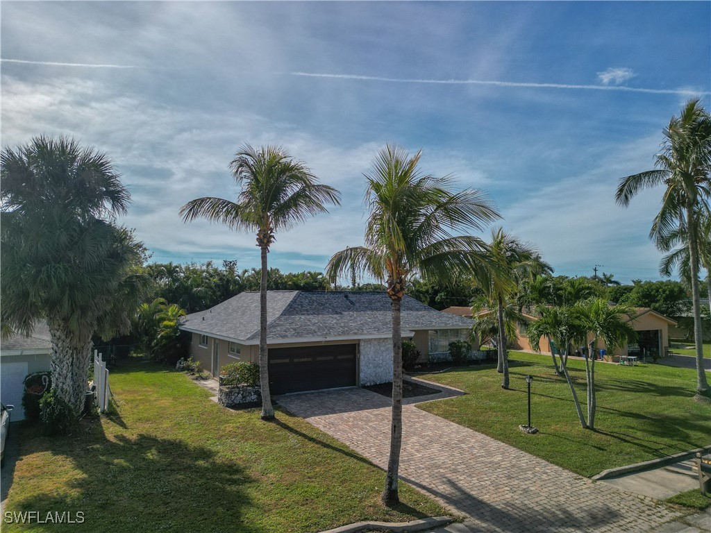 a view of a backyard