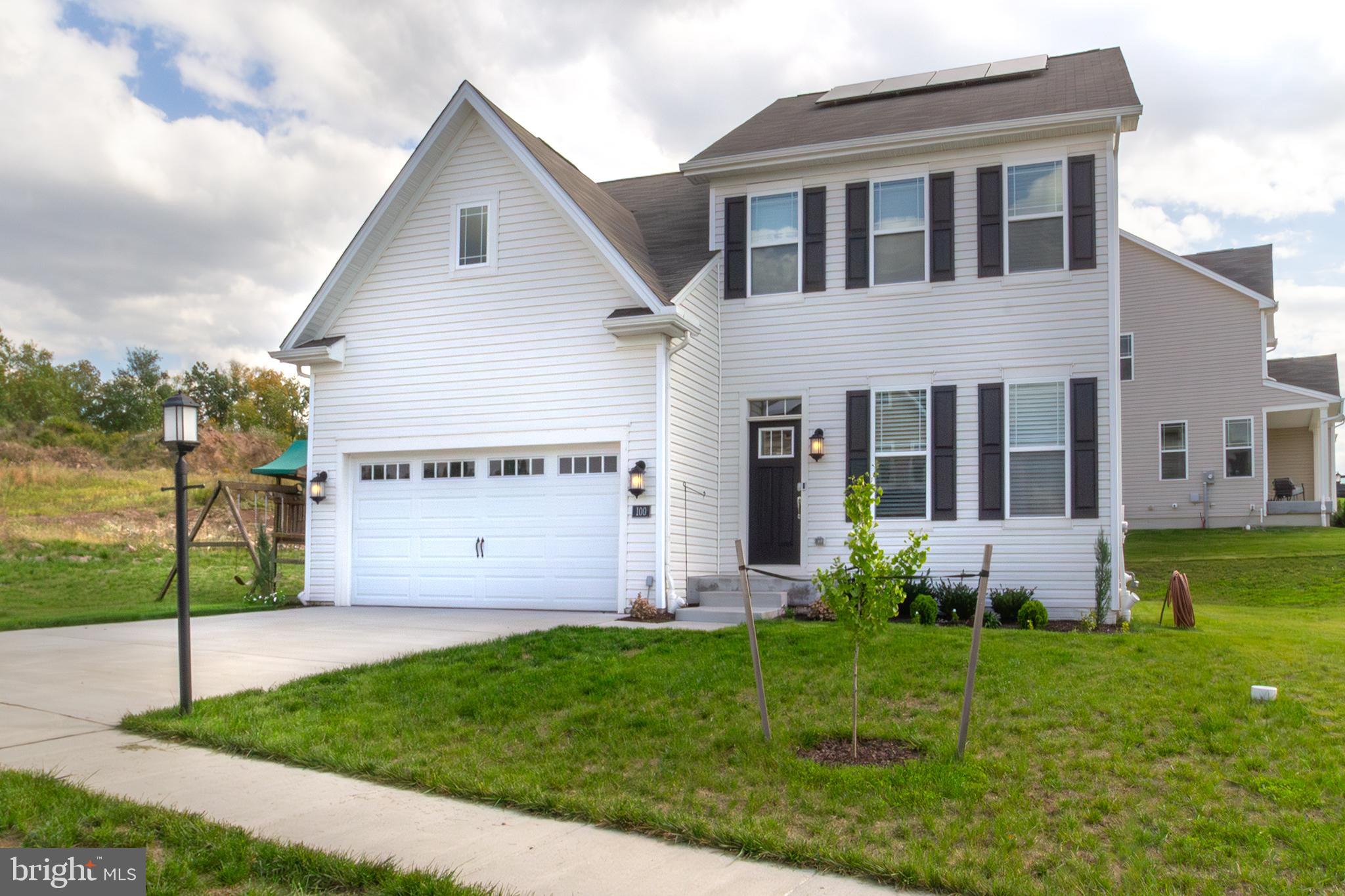 a view of a house with backyard and garden