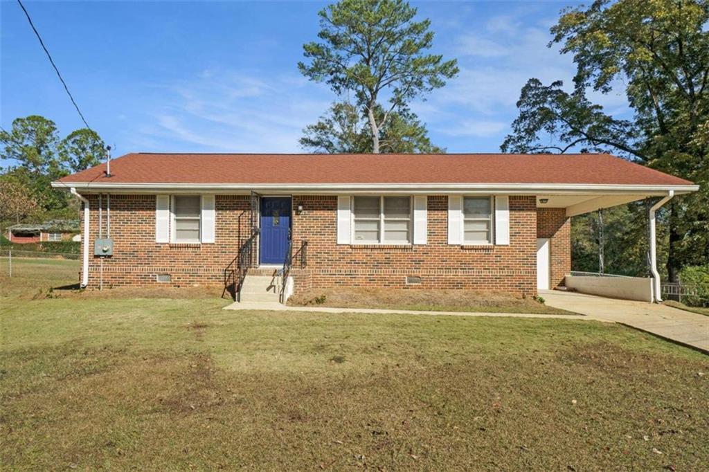 a view of a house with a yard