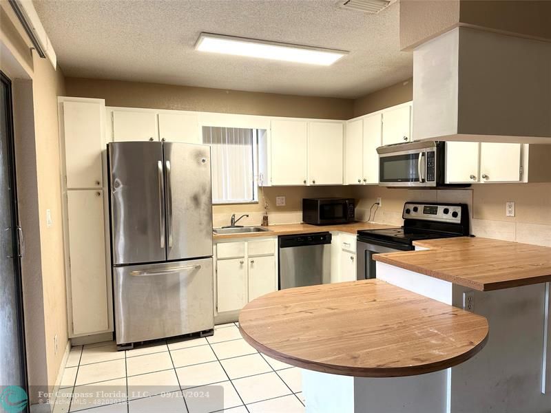 Spacious open kitchen w/stainless steel appliances