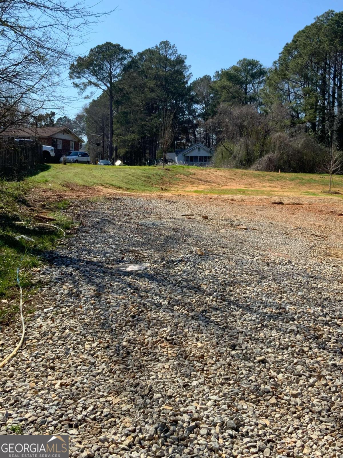 a view of a backyard