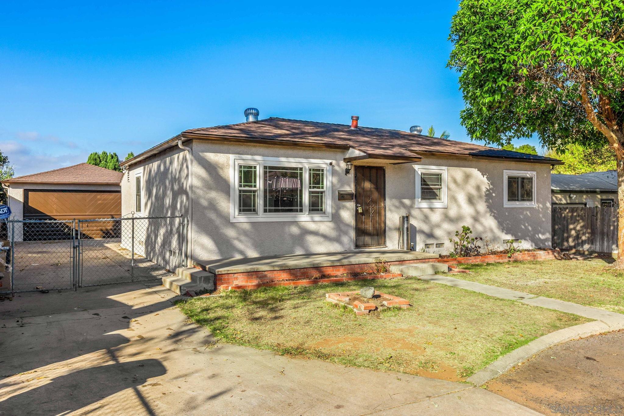 a view of a house with backyard