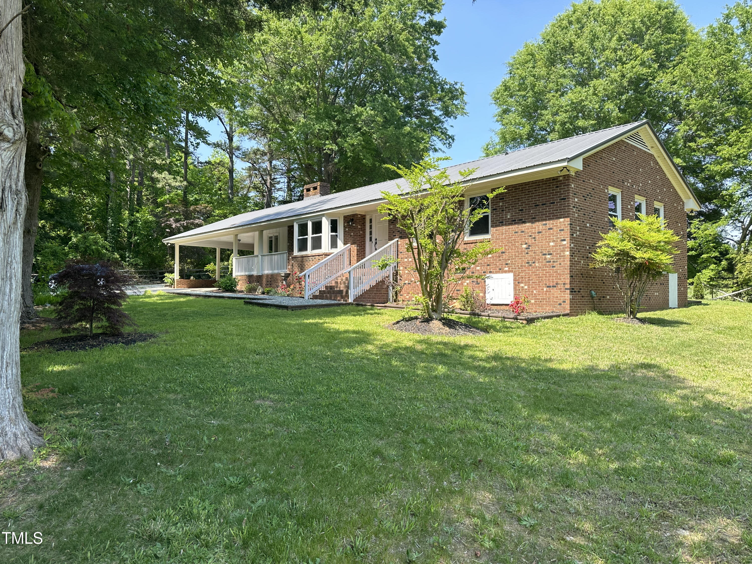 a view of a house with backyard