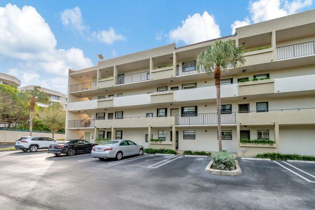 $379,900 | 555 Banyan Tree Lane, Unit 302 | Delray Beach