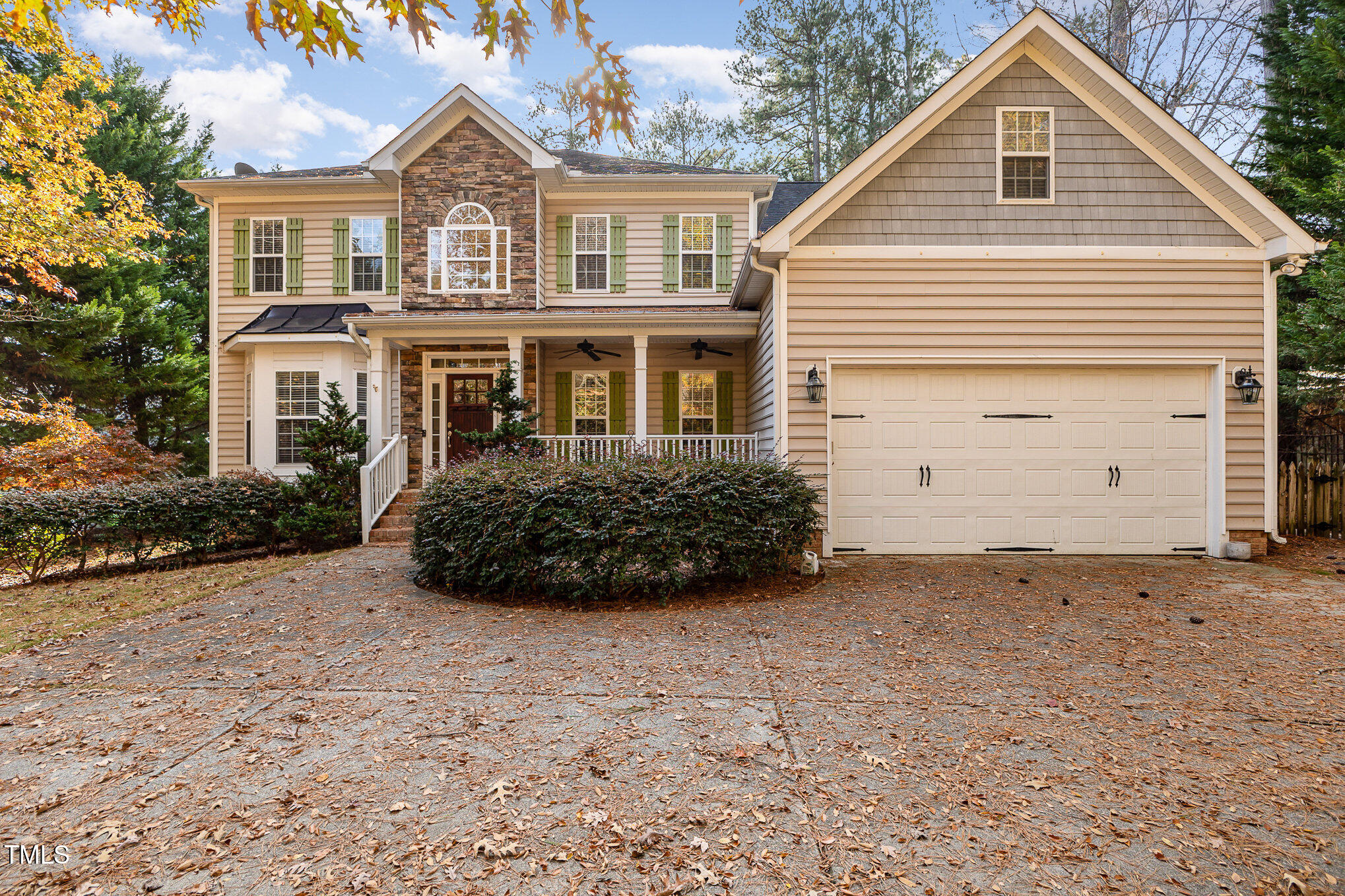 a view of front a house with a yard