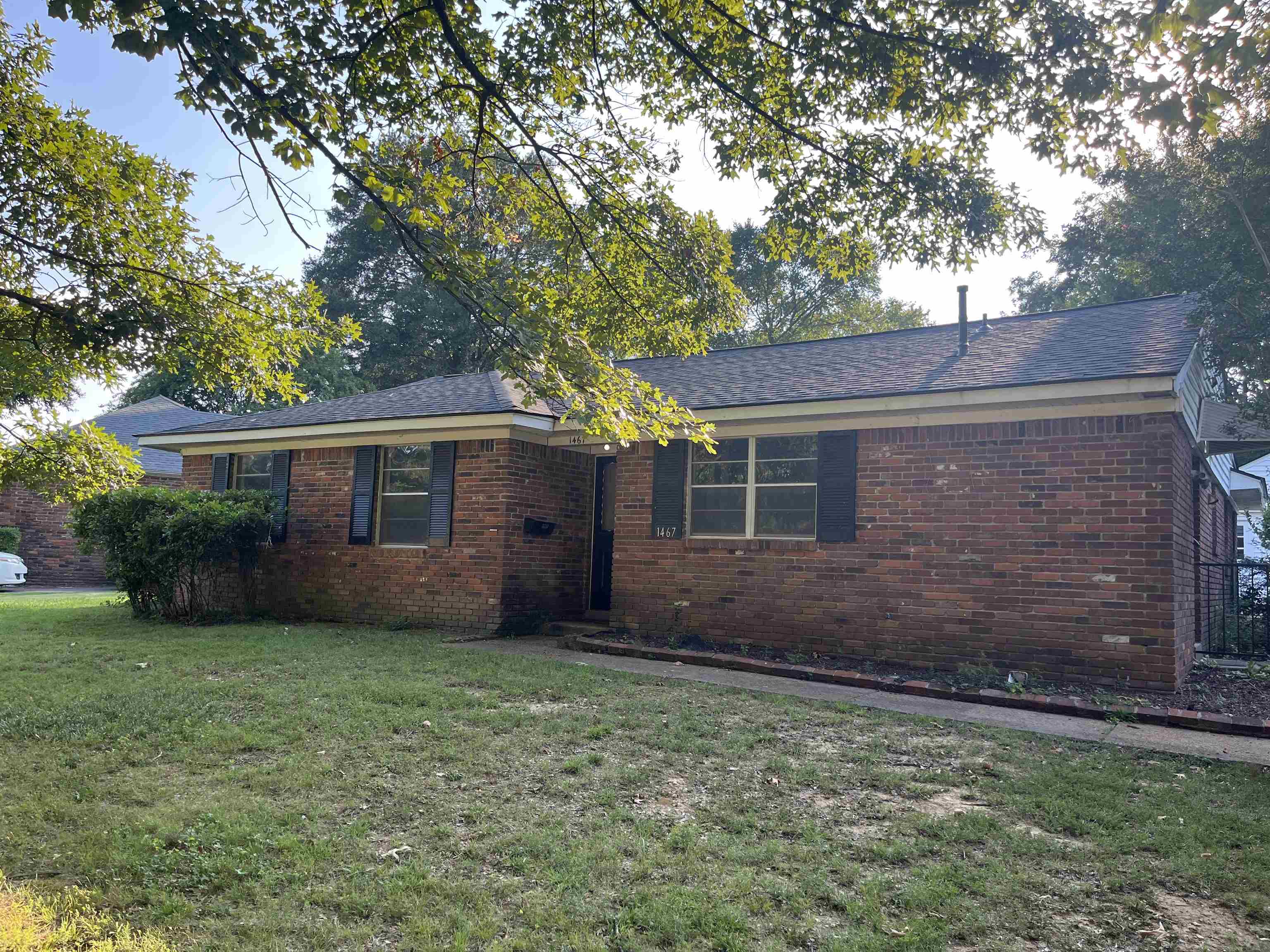 a view of a house with a yard