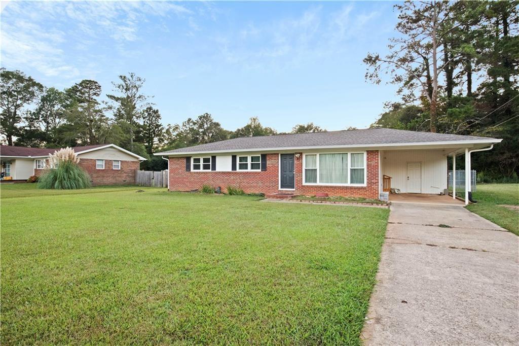 a view of a house with a backyard