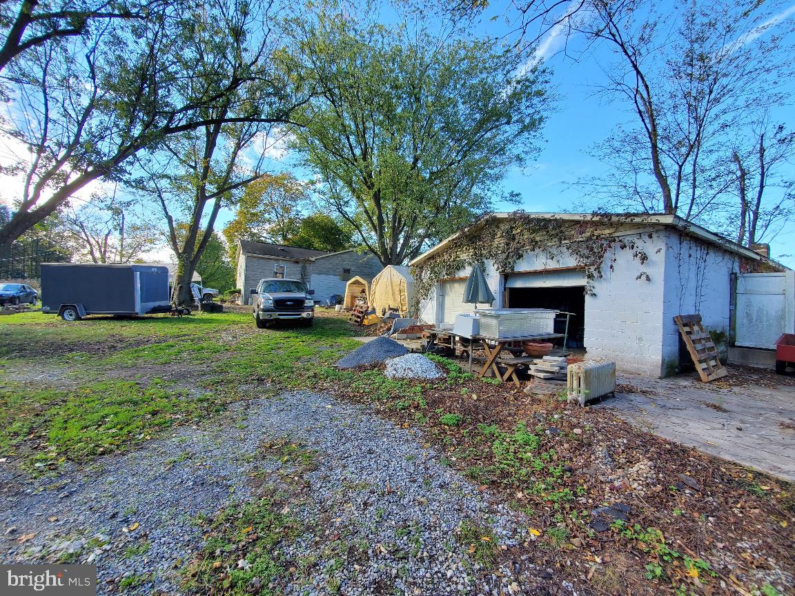 a view of a house with backyard