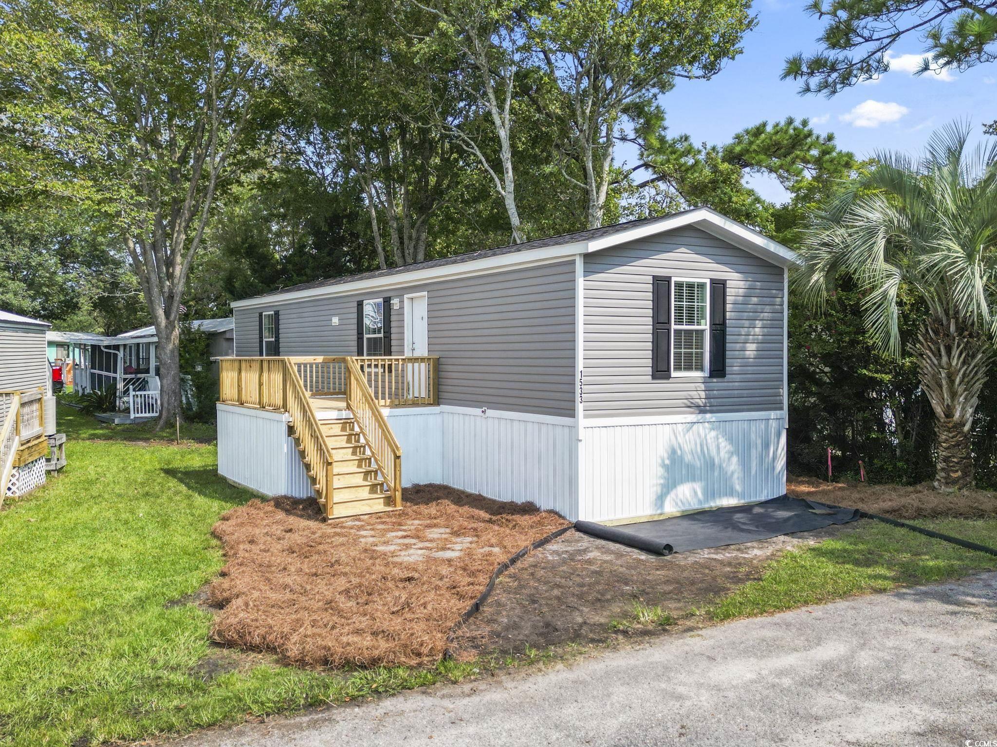 Manufactured / mobile home with a front yard