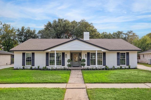 $699,900 | 10623 Deerwood Road | Briar Forest