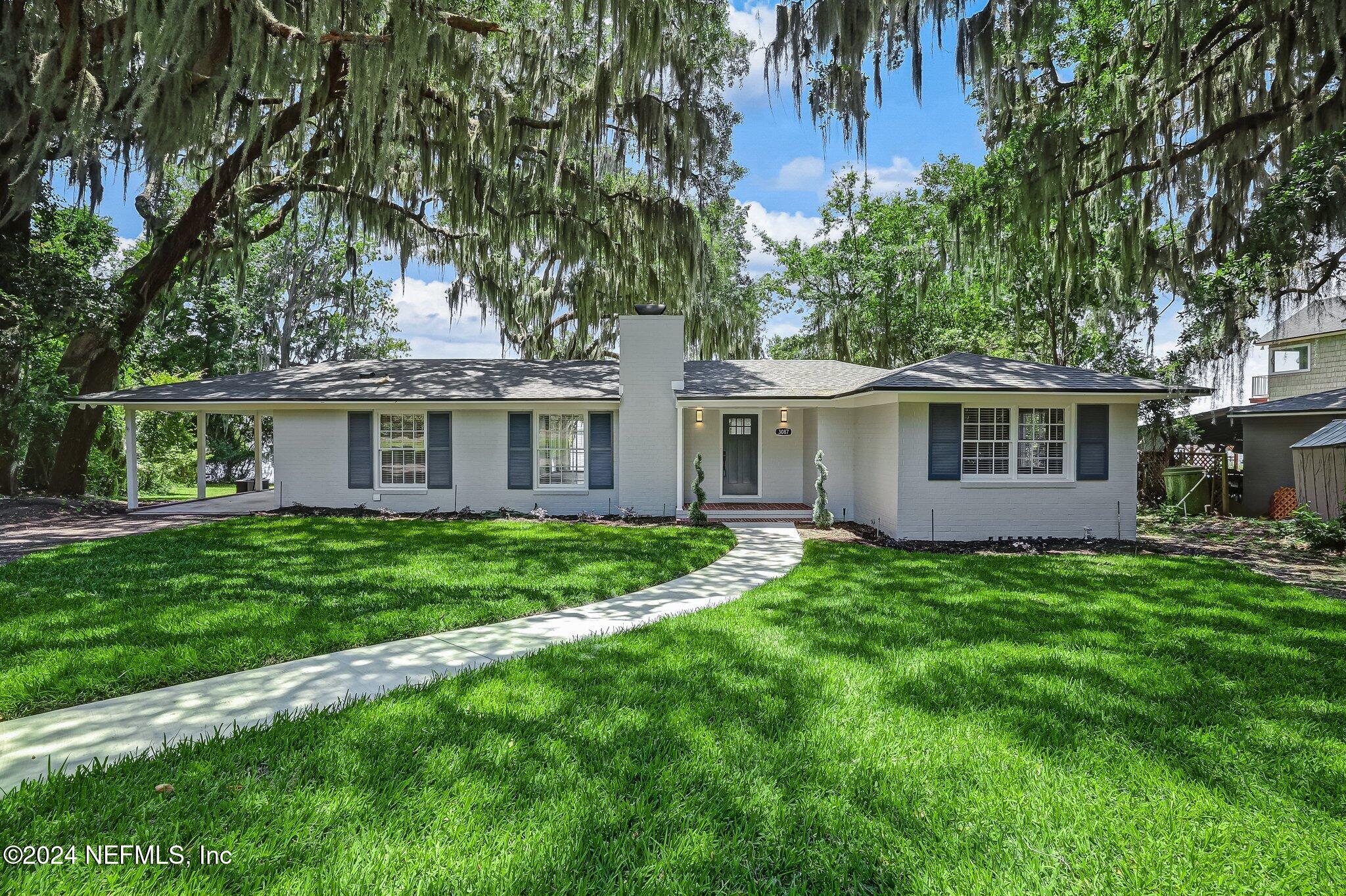 a view of a house with a yard