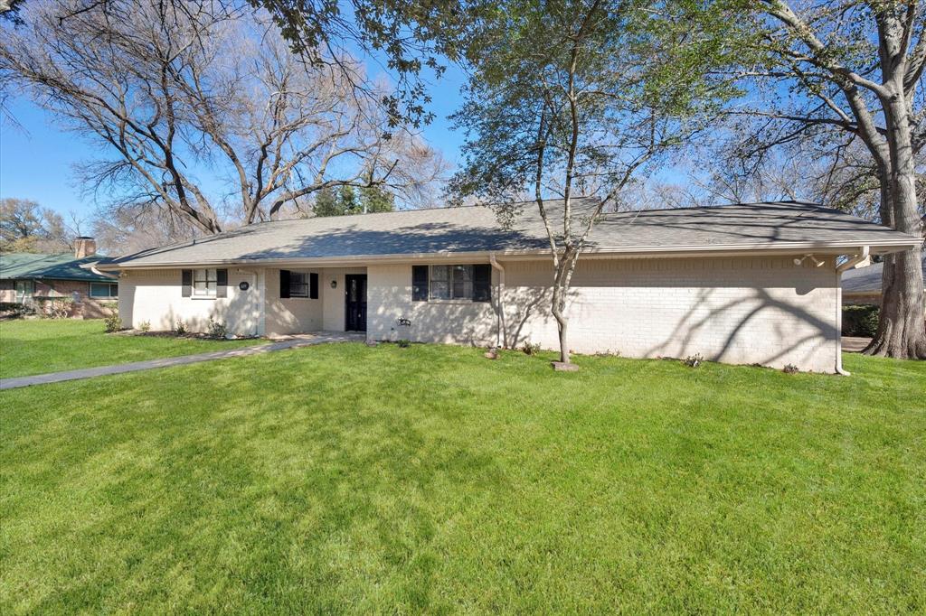 a view of a house with a yard