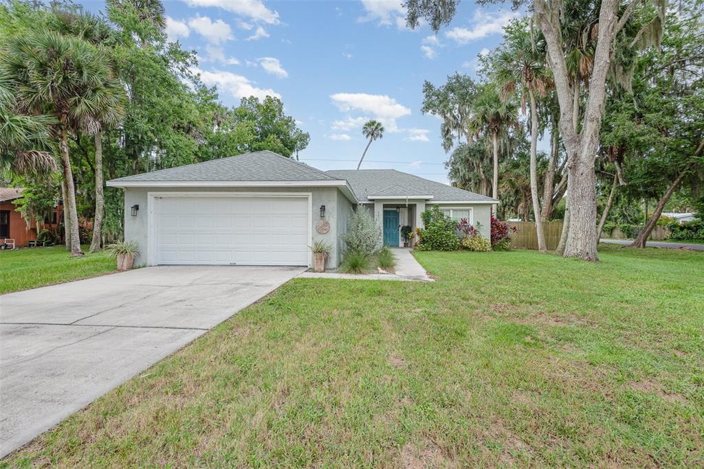 a view of house with a yard