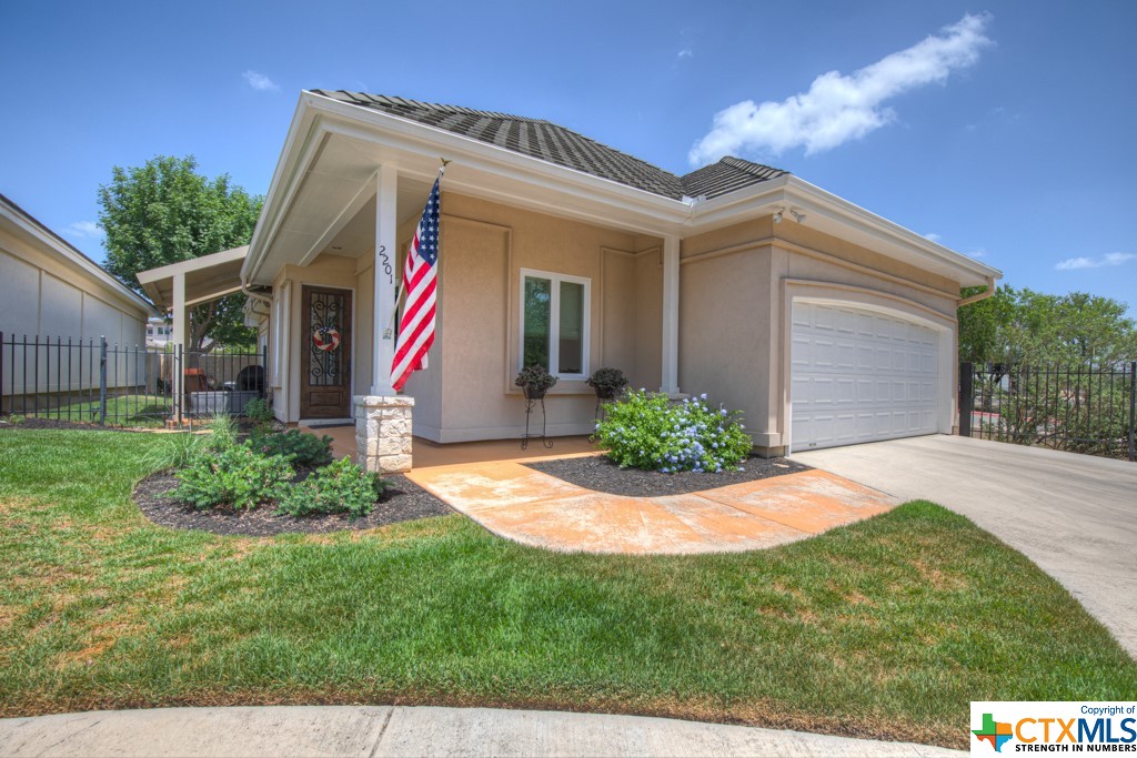 a front view of house with yard