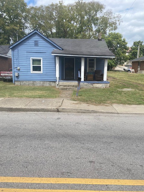 a view of a yard in front of a house