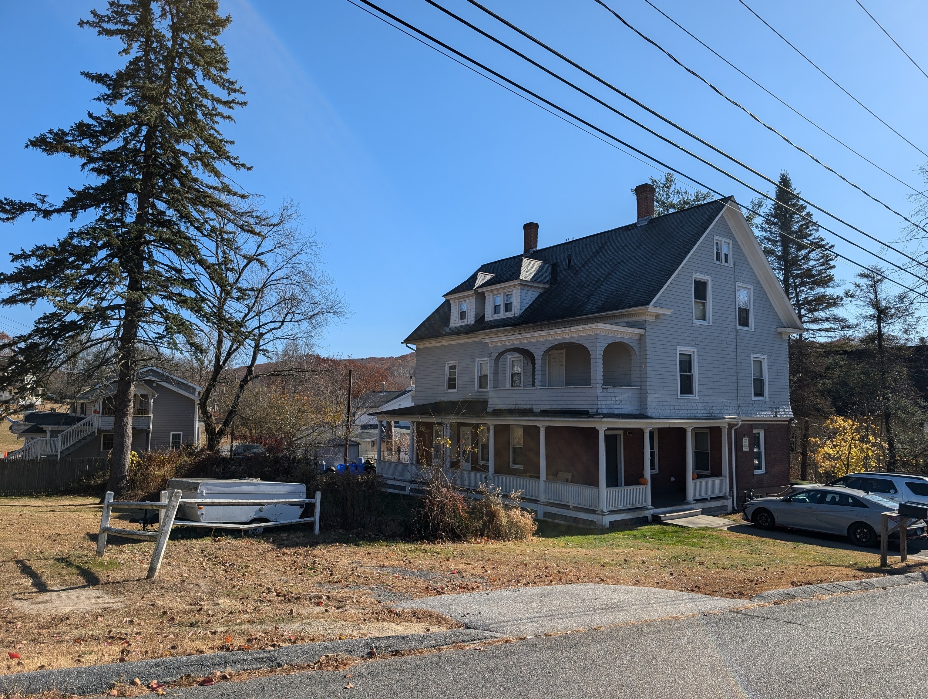 a view of a house with a yard