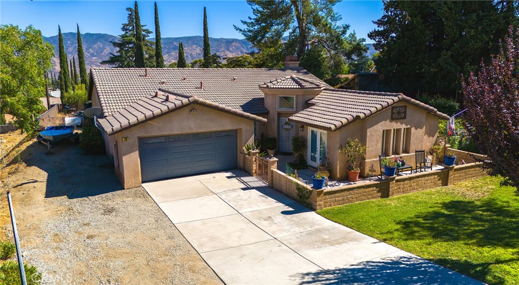 a view of a house with backyard and sitting area