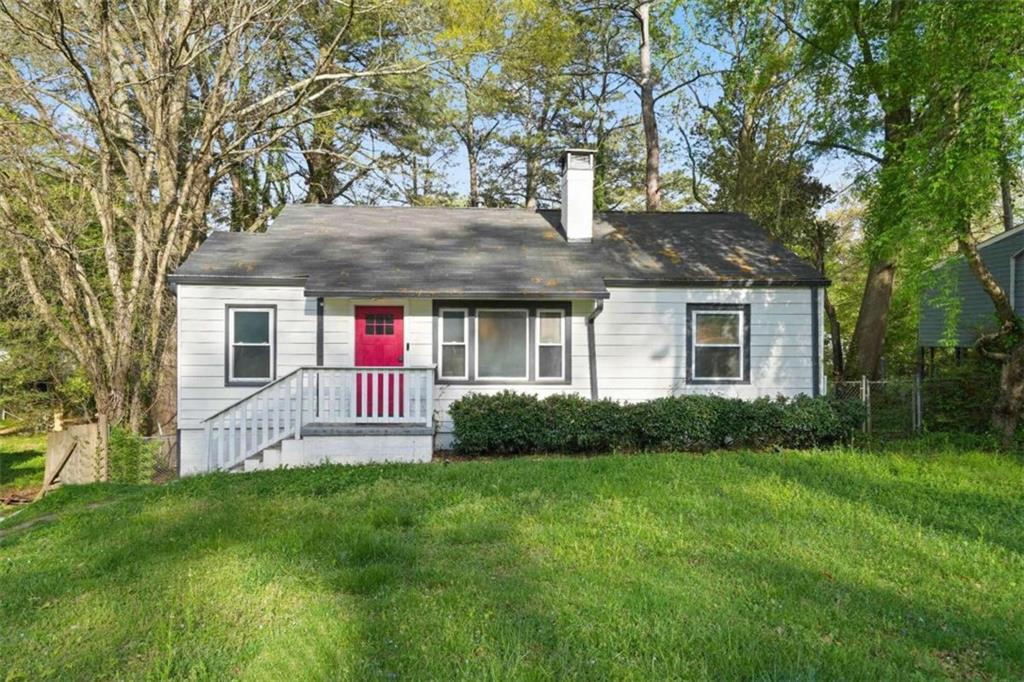 a house that is sitting in the grass