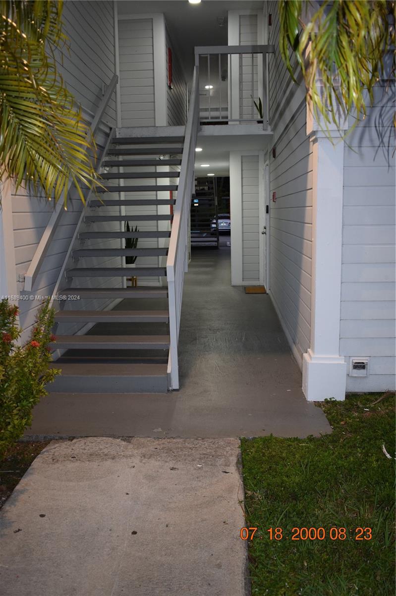 a view of entryway with a yard