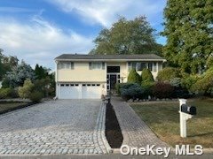 a view of a house with backyard