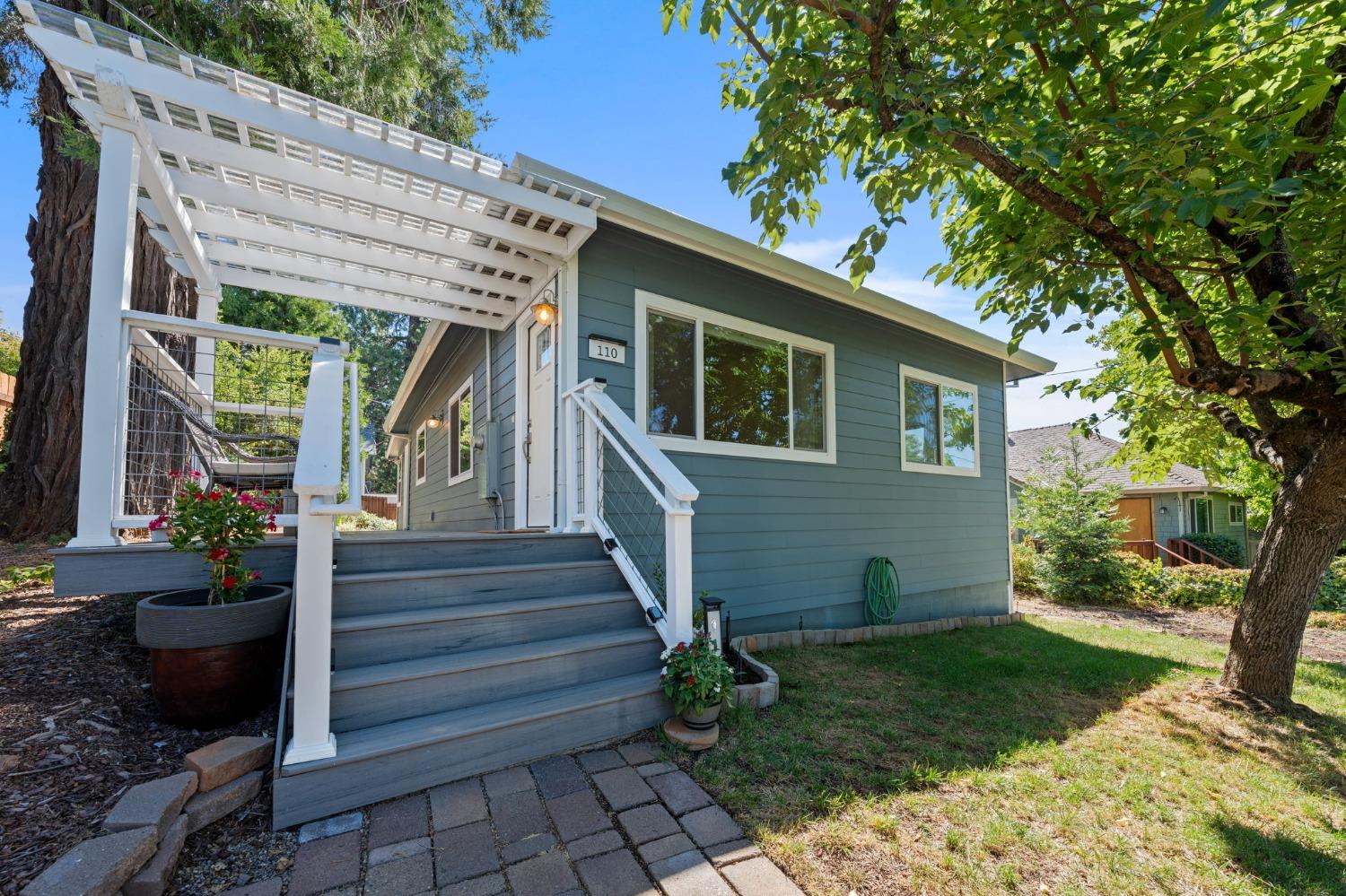 a view of a house with backyard and garden