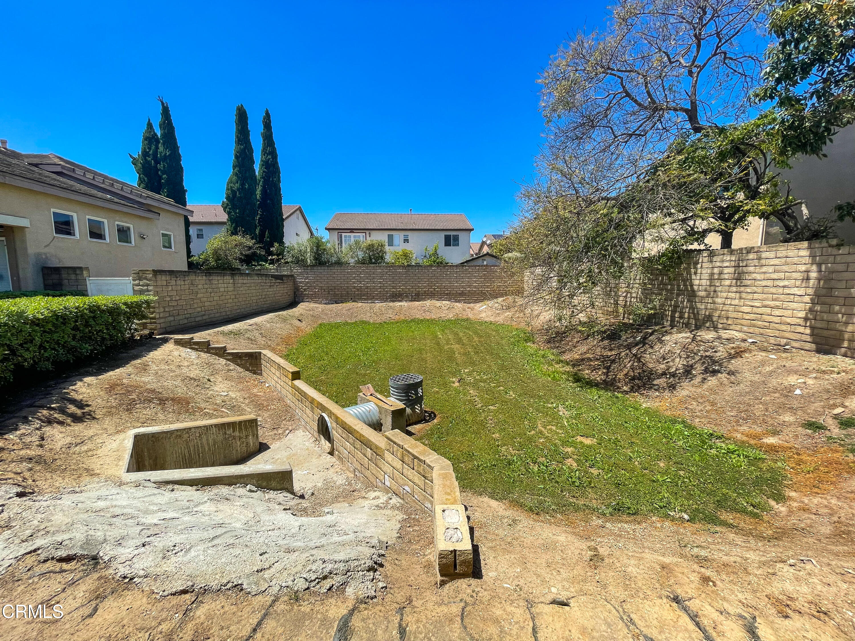 a view of a house with a backyard