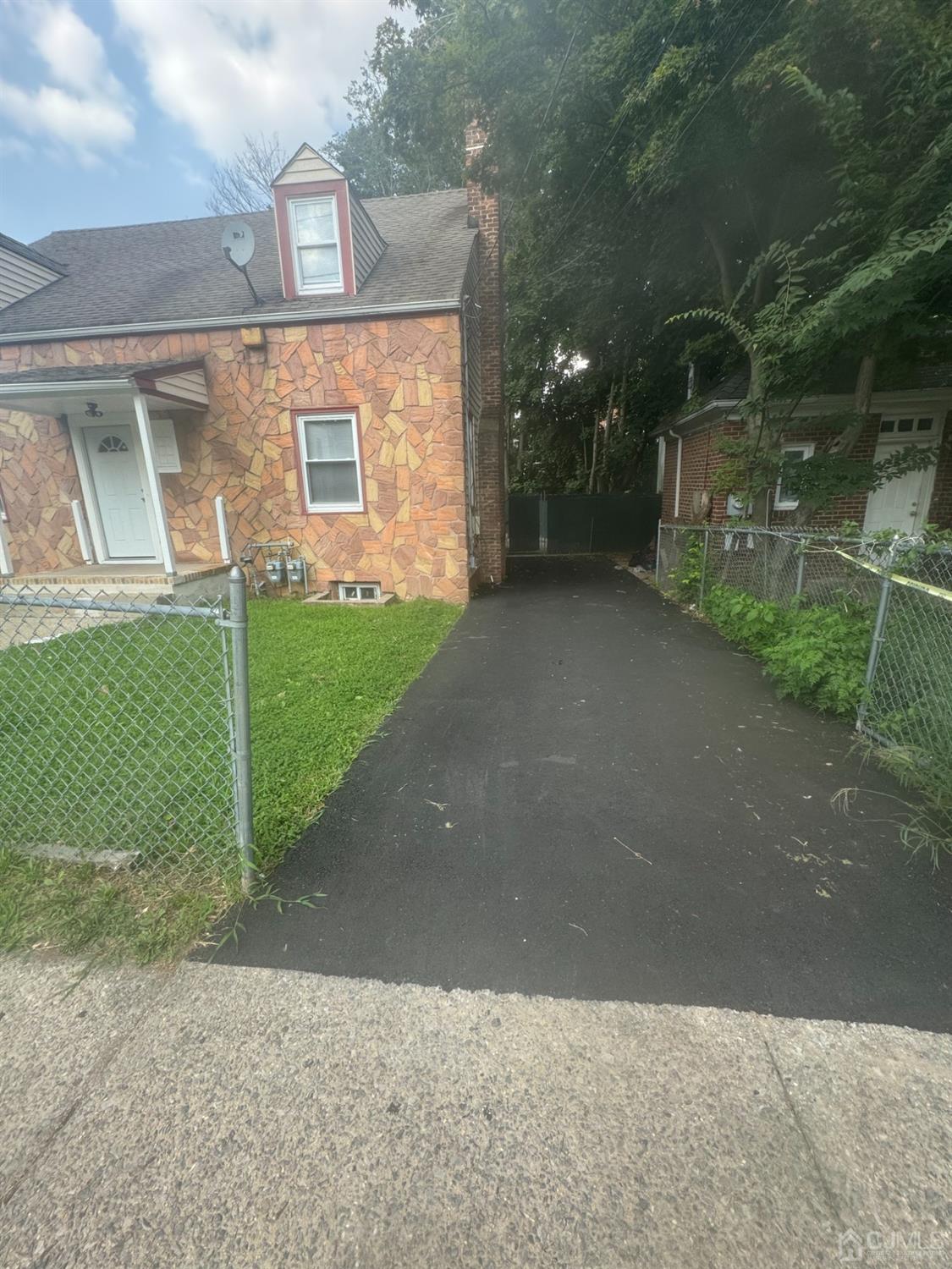 a view of a house with backyard