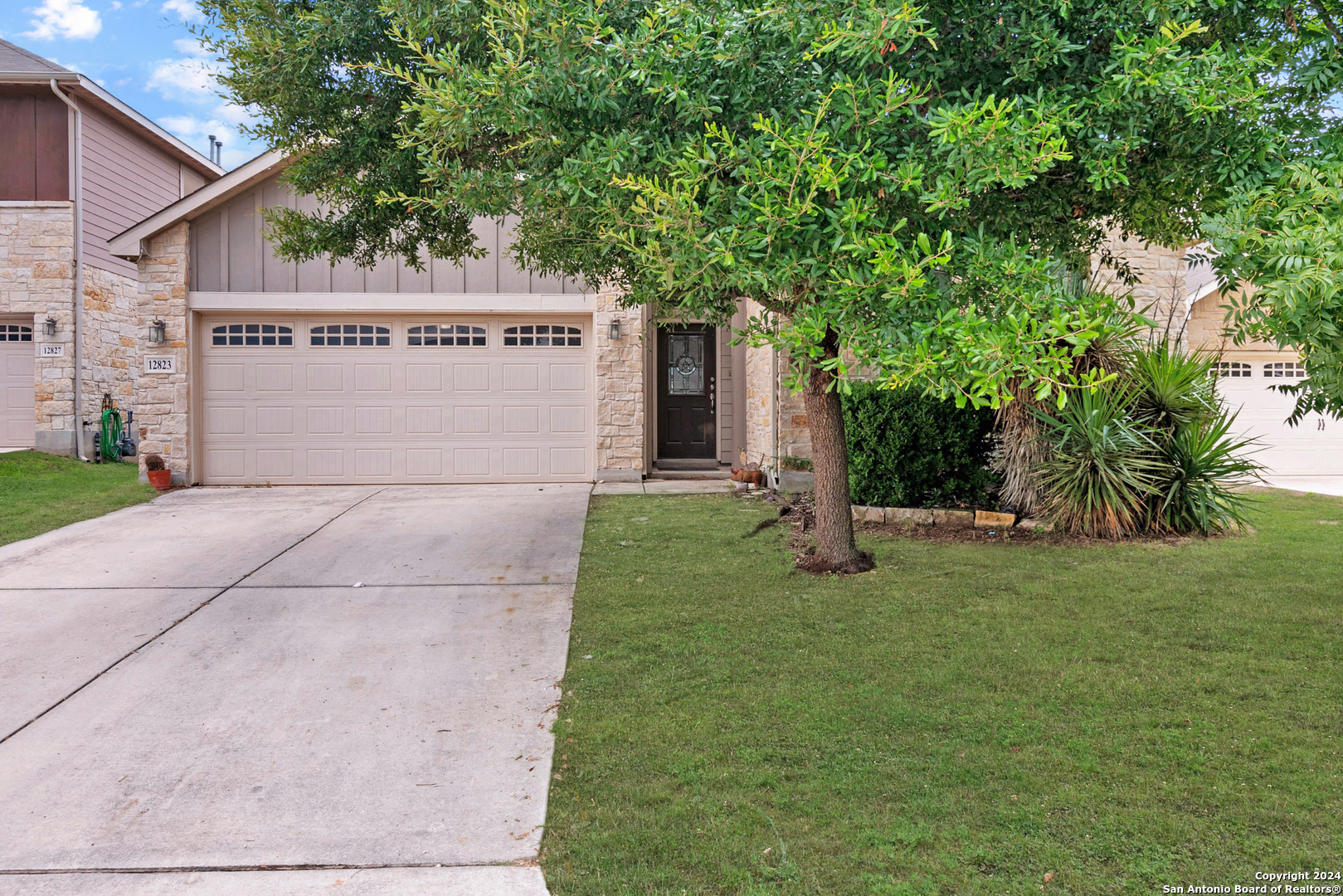 a view of a house with a yard