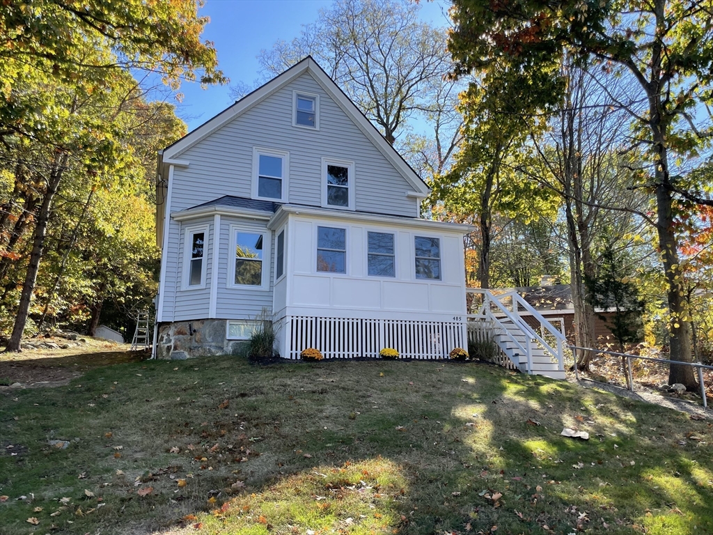 a view of a house with a yard