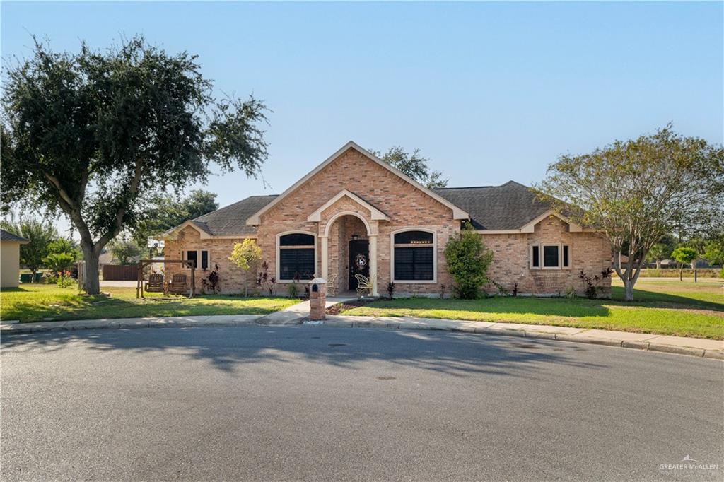 Ranch-style house featuring a front yard