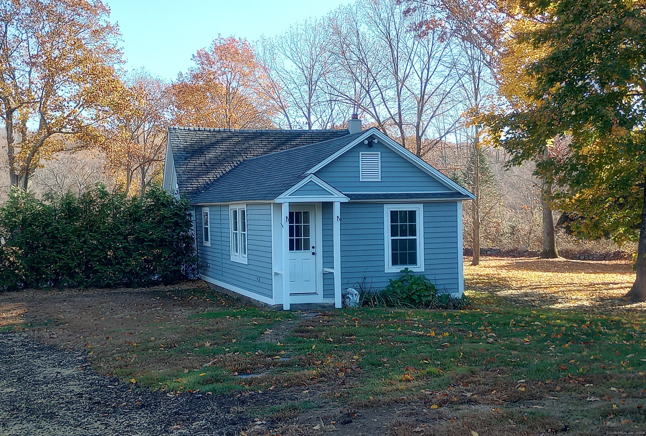 a view of a house with yard and plants