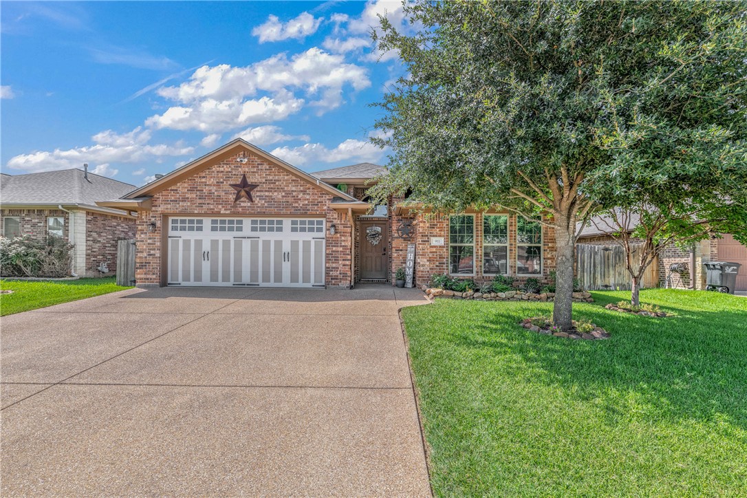 View of front facade featuring a front lawn and a