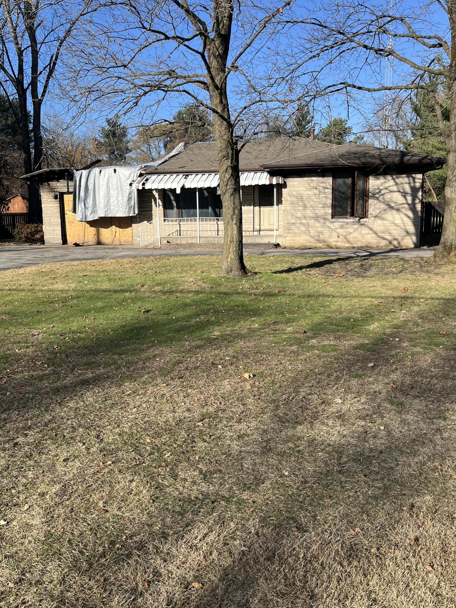 a view of a yard with an house