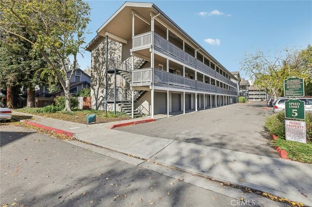 $525,000 | 3843 Vineyard Avenue, Unit 15B | West Vineyard Avenue