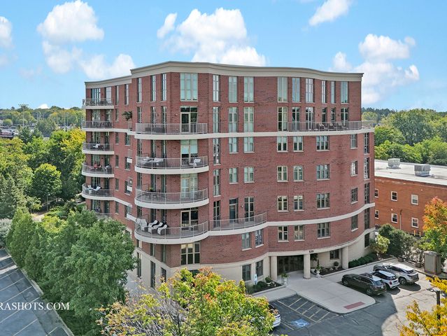 $695,000 | 520 South Washington Street, Unit 201 | Naperville