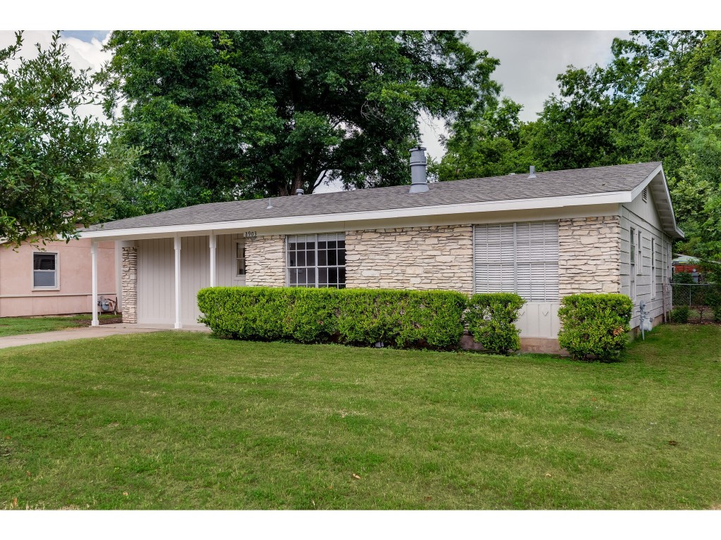 a view of a house with a yard