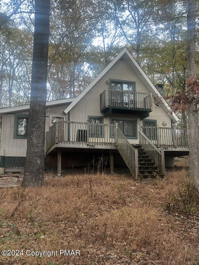 a view of front of a house with a yard