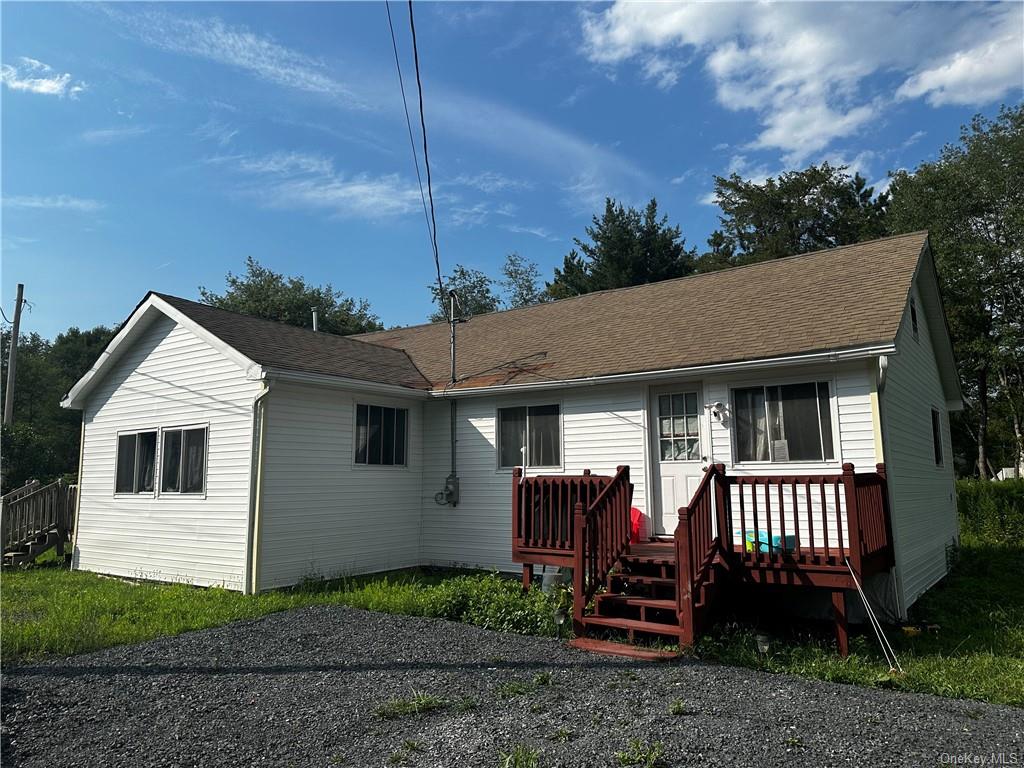 a view of a house with backyard and porch