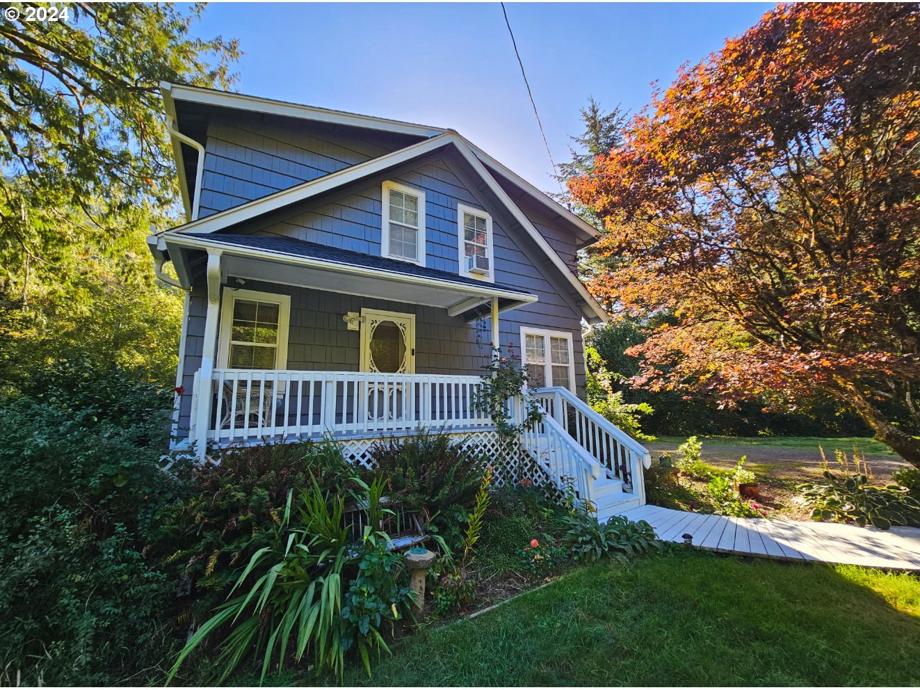 a view of a house with a yard