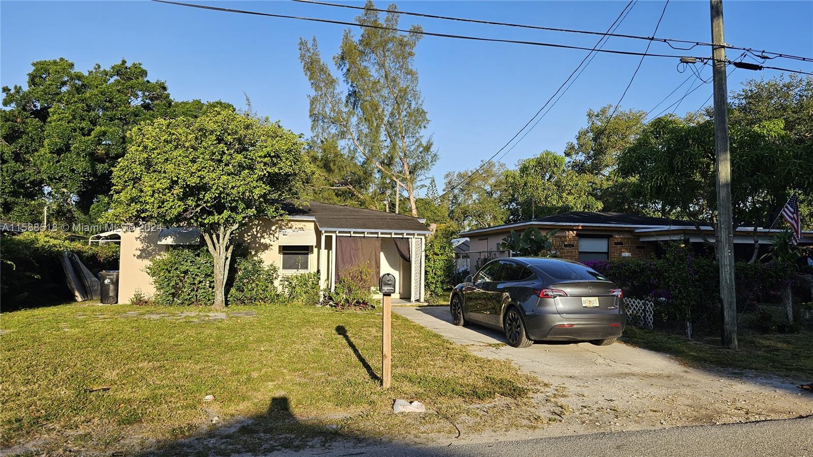 a view of a house with backyard