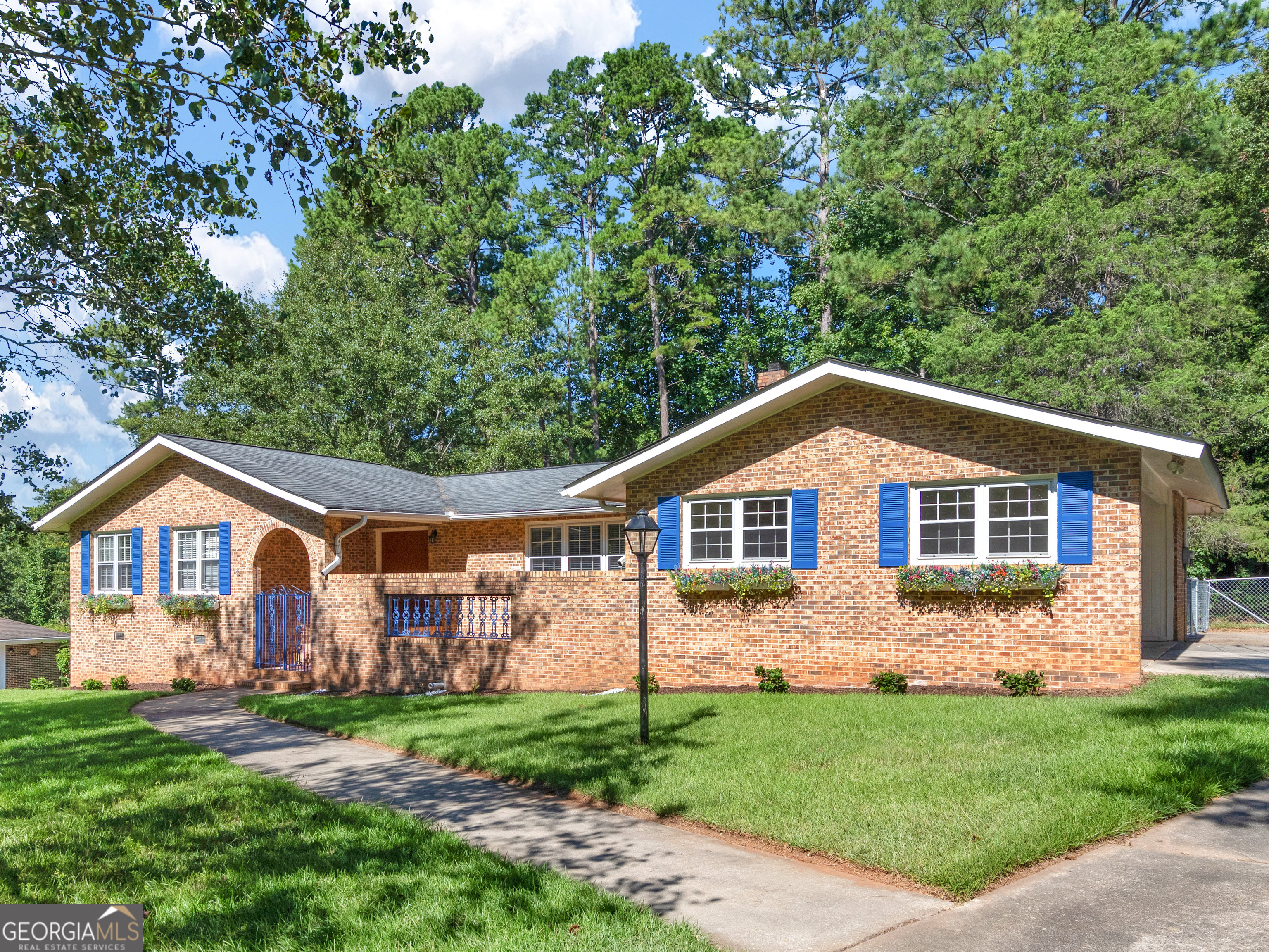 a view of a house with a yard