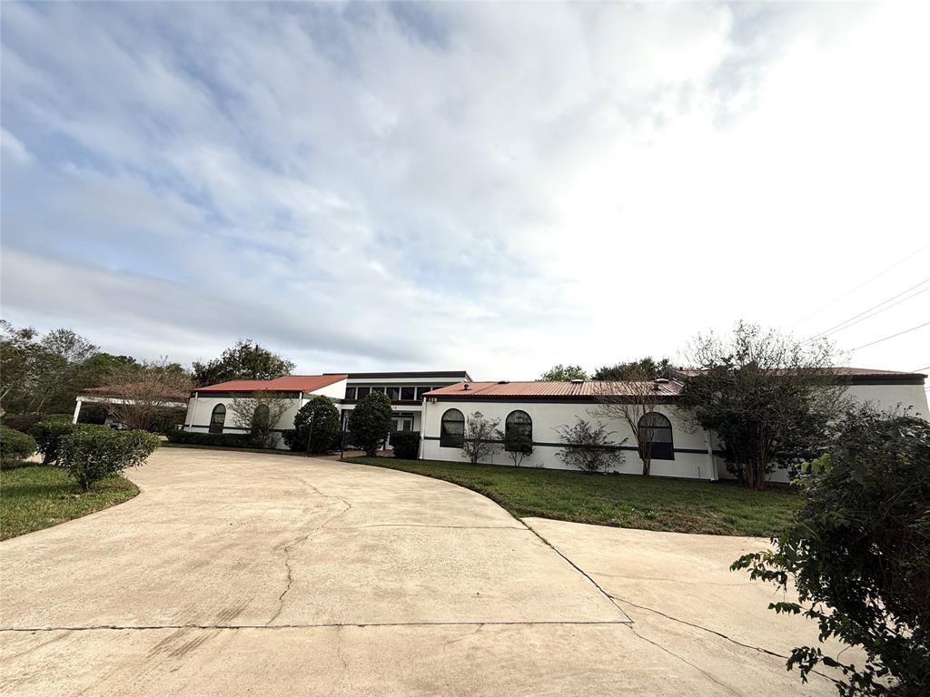 a view of house with a yard