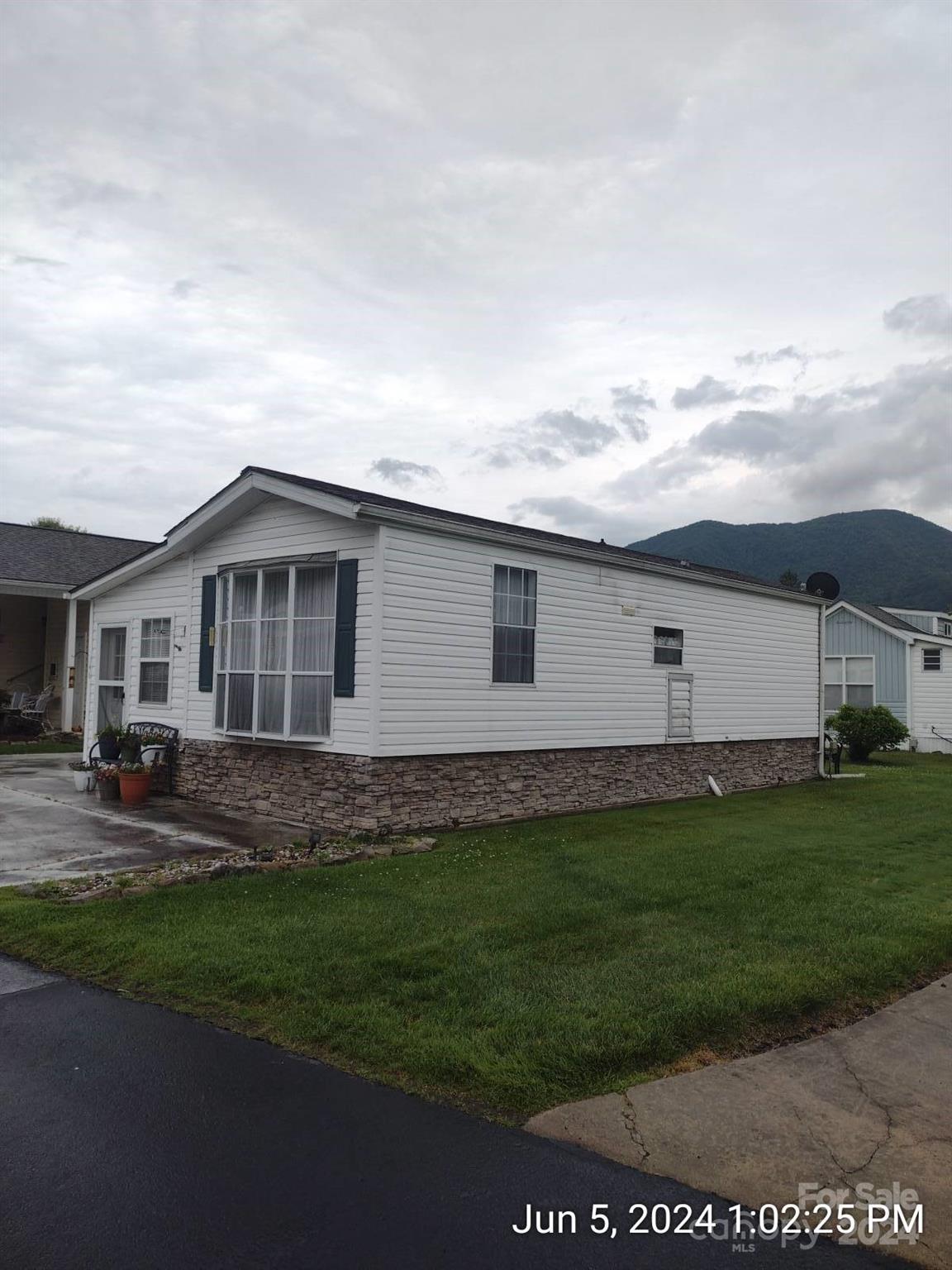 a view of a yard in front of a house